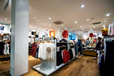modern Uniqlo moda mağazasın nterior