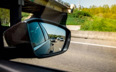 Reçel birden fazla vehichles ile bir arabanın dikiz aynası