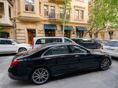Lüks siyah Mercedes-Benz limuzin