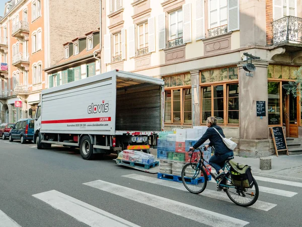 Clovis locatie huur truck tijdens levering van eten en drinken — Stockfoto