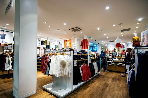 Nterior de la tienda de moda moderna Uniqlo — Foto de Stock