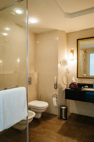 Casa de banho luxuosa do quarto de hotel de cinco estrelas — Fotografia de Stock