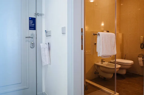 Porta d'ingresso di sicurezza al messaggio dell'hotel sulla porta — Foto Stock