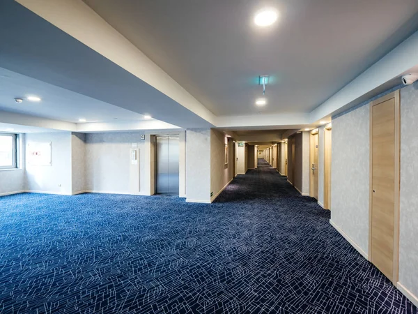Gran pasillo del pasillo del hotel con pasillo largo — Foto de Stock