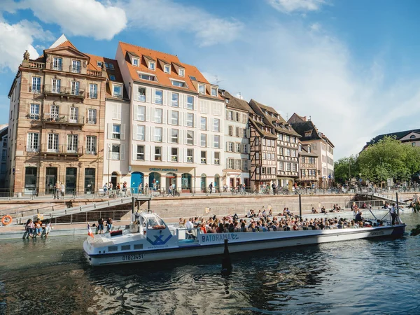 Fußgängerzone quai des bateliers mit Fachwerkhäusern — Stockfoto