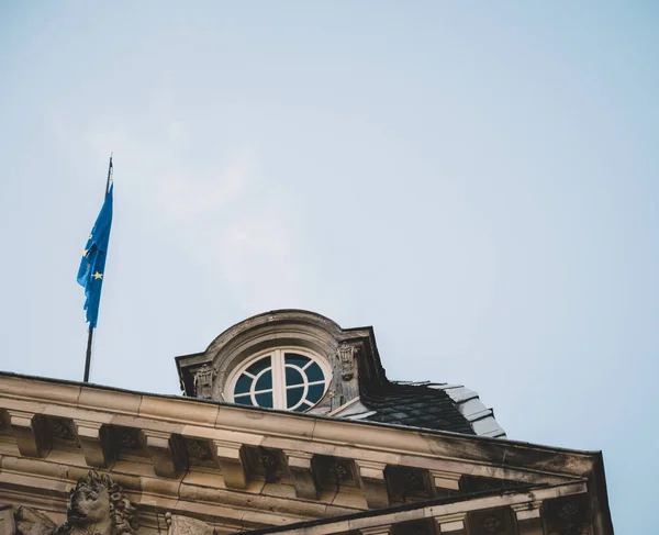 Vista ad angolo basso del simbolo ufficiale della bandiera dell'Unione europea — Foto Stock