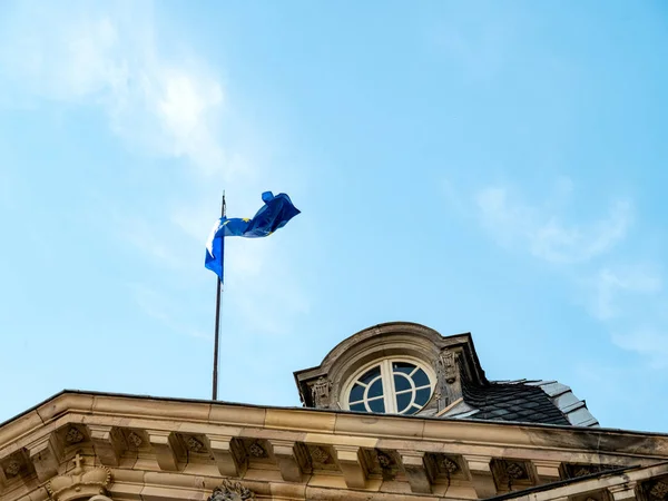 Az Európai Unió zászlói hivatalos szimbólumának kis látószögű nézete — Stock Fotó