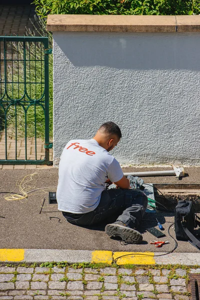 Unrecognizable man installing internet optic fiber for Free — Stock Photo, Image