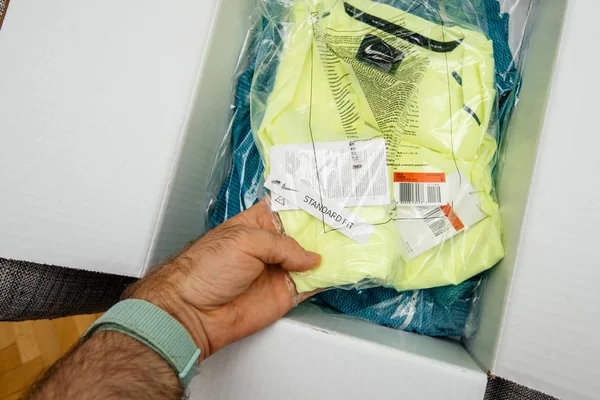 Man Hand Unboxing rozpakowywanie odzieży sportowej Nike — Zdjęcie stockowe