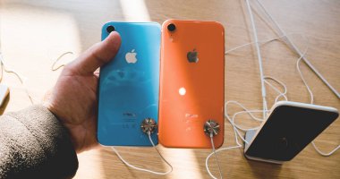 Adam el tutan son iphone Xr akıllı telefon