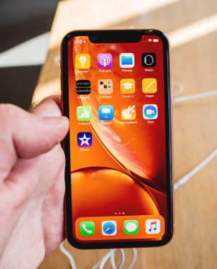 Adam el tutan son iphone Xr akıllı telefon
