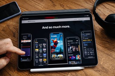 Yeni ios 13 hakkında ipad Pro'da adam okuma