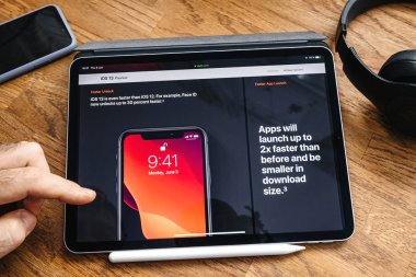 Yeni ios 13 hakkında ipad Pro'da adam okuma