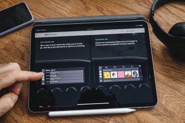 Yeni ios 13 yeni Carplay hakkında ipad Pro'da adam okuma