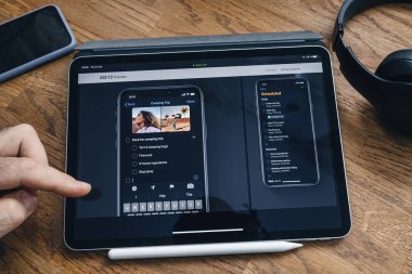 Yeni ios 13 hakkında ipad Pro'da adam okuma