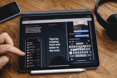 Yeni ios 13 hakkında ipad Pro'da adam okuma