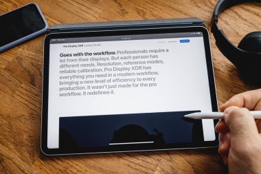Pro Display Xdr hakkında ipad Pro'da adam okuma