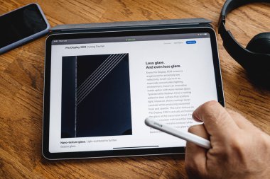 Pro Display Xdr hakkında ipad Pro'da adam okuma