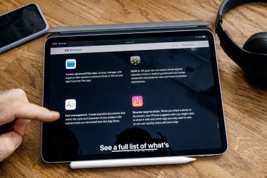 Yeni ios 13 hakkında ipad Pro'da adam okuma