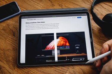Man iPad Pro WWDC 19 ürün lansmanı üzerinde okuma