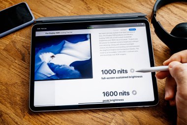 Pro Display Xdr hakkında ipad Pro'da adam okuma