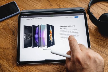 Pro Display Xdr hakkında ipad Pro'da adam okuma