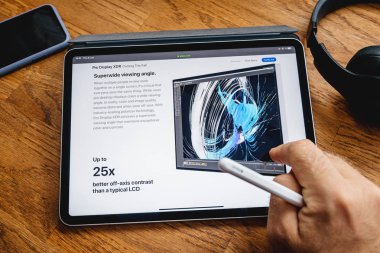Pro Display Xdr hakkında ipad Pro'da adam okuma
