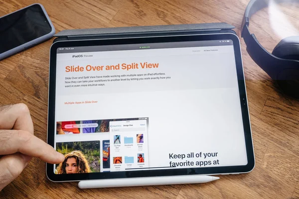 Uomo che legge su iPad Pro su iPadOS — Foto Stock