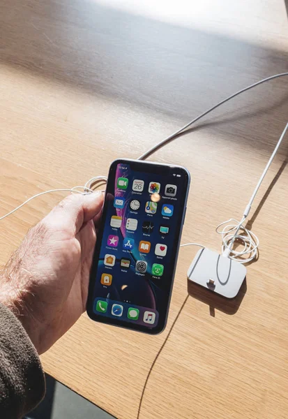 Mann hält neueste iphone xr smartphone — Stockfoto