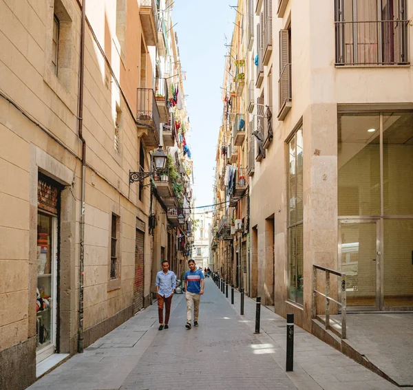 Dois jovens andando na pequena rua Barcelona — Fotografia de Stock