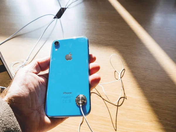 Homme tenant la main le dernier smartphone iPhone XR — Photo