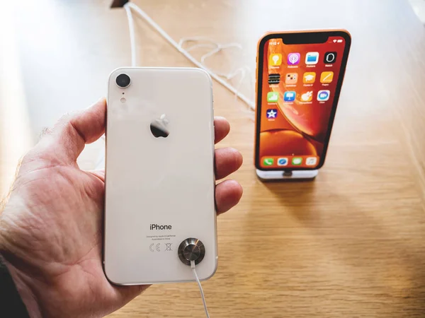 Ruka držící poslední iPhone XR smartphone — Stock fotografie