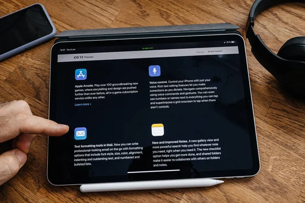 Man lezen op iPad Pro over nieuwe IOS 13 — Stockfoto