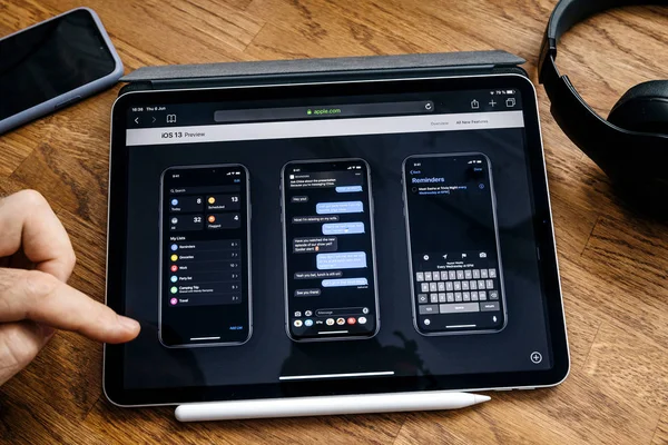 Yeni ios 13 hakkında ipad Pro'da adam okuma