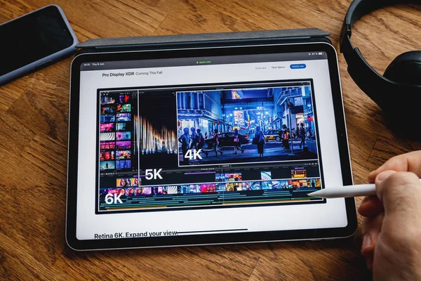 Man läser på iPad Pro om Pro Display XDR — Stockfoto