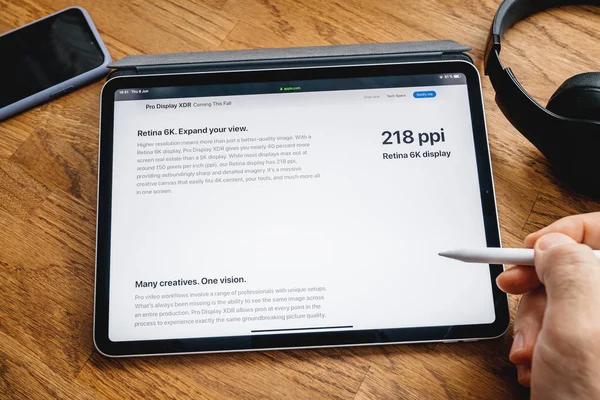 Man lezen op iPad Pro over Pro display XDR — Stockfoto