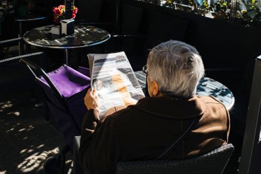 üst düzey adam İspanyolca gazete okuma yukarıdan arka görüş