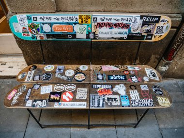 Kaykaylardan yapılmış tezgah üzerinde birden fazla trendy ve serin çıkartmalar