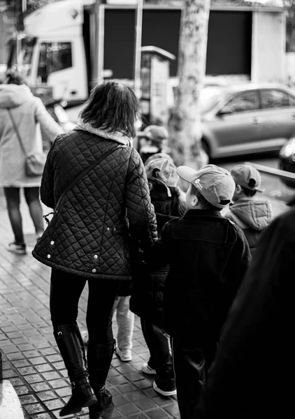 Kindergartenkinder mit ihren Erzieherinnen gehen barcelona rückwärts — Stockfoto