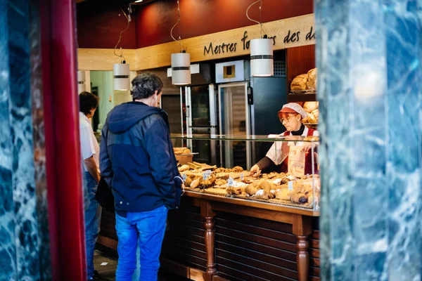 Seitenansicht des Mannes beim Einkaufen nach frischem Brot — Stockfoto