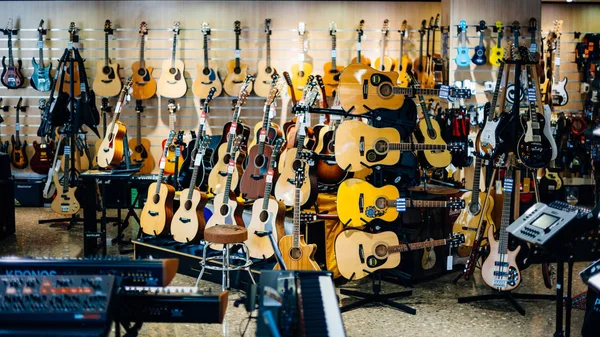 Intérieur du magasin de musique avec beaucoup d'instruments — Photo