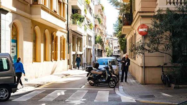 Barselona'nın merkezindeki İspanyol caddesinden gerçek sahne — Stok fotoğraf