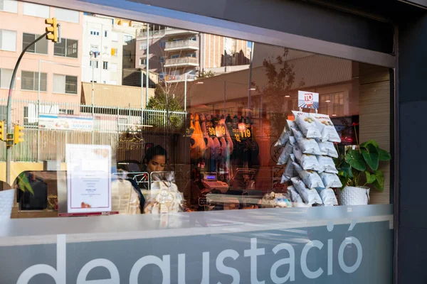 Degustacio butik i centrala Barcelona med kvinna som arbetar inuti — Stockfoto