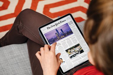 Dijital ipad Pro gazetesi The New York Time'da kadın okuma