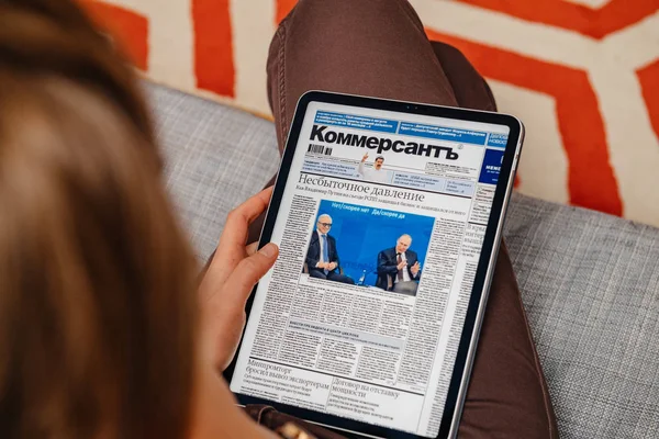 Mujer leyendo en el periódico digital iPad Pro — Foto de Stock