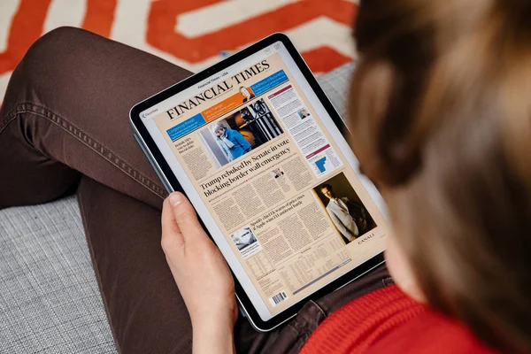 Mujer leyendo en el periódico digital iPad Pro — Foto de Stock