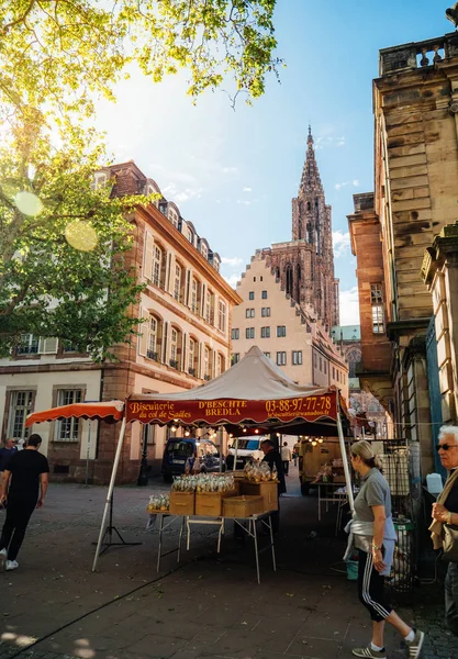 Strasburg słynny Place du Marche aux Poisson z katedrą Notre-Dame — Zdjęcie stockowe