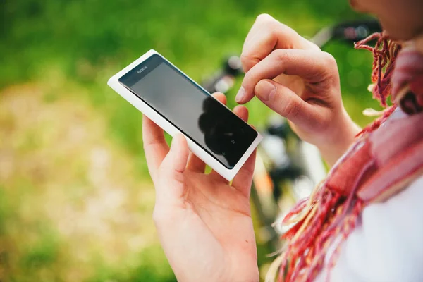 Mujer con teléfono inteligente blanco Nokia Lumia blanco — Foto de Stock