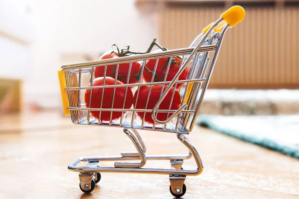 Tomates en mini chariot de supermarché — Photo