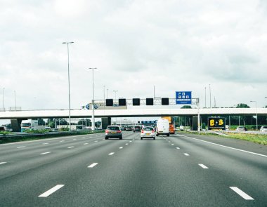 Den Ruygen Hoek yaklaşan Hollanda şehrinde karayolu